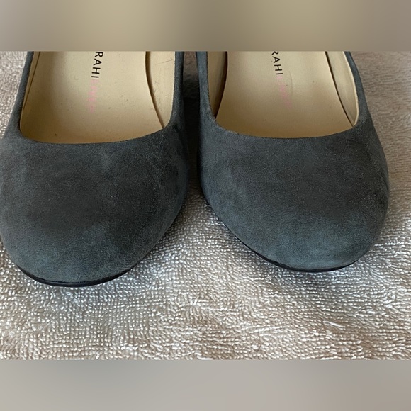 Isaac Mizrahi sz 7 Kendal lovely grey suede wedge heels for spring. VGUC - Picture 16 of 16